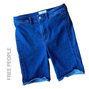 FREE PEOPLE | NWOT | SIZE 31 RAW HEM DARK WASH SO CHIC BIKE SHORTS